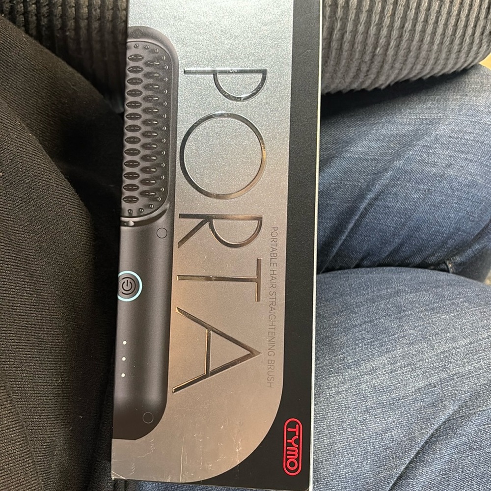 Portable/battery operated hair straightening brush - never used